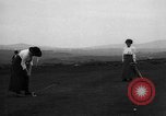 Standbild Frauen und einem Mann indem auf eine Golf Green Vereinigtes Königreich, 1916, aus Sekunde 30 historischem Filmmaterial Videoclip 65675042466