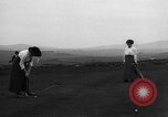 Standbild Frauen und einem Mann indem auf eine Golf Green Vereinigtes Königreich, 1916, aus Sekunde 31 historischem Filmmaterial Videoclip 65675042466