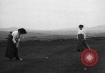 Standbild Frauen und einem Mann indem auf eine Golf Green Vereinigtes Königreich, 1916, aus Sekunde 32 historischem Filmmaterial Videoclip 65675042466
