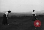 Standbild Frauen und einem Mann indem auf eine Golf Green Vereinigtes Königreich, 1916, aus Sekunde 33 historischem Filmmaterial Videoclip 65675042466