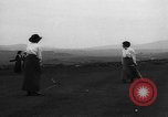 Standbild Frauen und einem Mann indem auf eine Golf Green Vereinigtes Königreich, 1916, aus Sekunde 34 historischem Filmmaterial Videoclip 65675042466