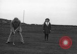Standbild Frauen und einem Mann indem auf eine Golf Green Vereinigtes Königreich, 1916, aus Sekunde 35 historischem Filmmaterial Videoclip 65675042466