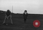 Standbild Frauen und einem Mann indem auf eine Golf Green Vereinigtes Königreich, 1916, aus Sekunde 36 historischem Filmmaterial Videoclip 65675042466