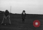 Standbild Frauen und einem Mann indem auf eine Golf Green Vereinigtes Königreich, 1916, aus Sekunde 37 historischem Filmmaterial Videoclip 65675042466