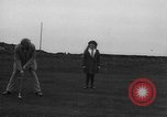 Standbild Frauen und einem Mann indem auf eine Golf Green Vereinigtes Königreich, 1916, aus Sekunde 38 historischem Filmmaterial Videoclip 65675042466