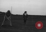 Standbild Frauen und einem Mann indem auf eine Golf Green Vereinigtes Königreich, 1916, aus Sekunde 40 historischem Filmmaterial Videoclip 65675042466