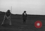 Standbild Frauen und einem Mann indem auf eine Golf Green Vereinigtes Königreich, 1916, aus Sekunde 41 historischem Filmmaterial Videoclip 65675042466
