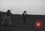Standbild Frauen und einem Mann indem auf eine Golf Green Vereinigtes Königreich, 1916, aus Sekunde 42 historischem Filmmaterial Videoclip 65675042466