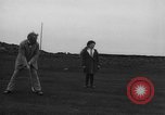Standbild Frauen und einem Mann indem auf eine Golf Green Vereinigtes Königreich, 1916, aus Sekunde 43 historischem Filmmaterial Videoclip 65675042466