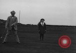 Standbild Frauen und einem Mann indem auf eine Golf Green Vereinigtes Königreich, 1916, aus Sekunde 44 historischem Filmmaterial Videoclip 65675042466