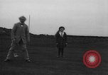 Standbild Frauen und einem Mann indem auf eine Golf Green Vereinigtes Königreich, 1916, aus Sekunde 45 historischem Filmmaterial Videoclip 65675042466