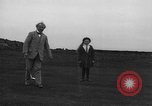 Standbild Frauen und einem Mann indem auf eine Golf Green Vereinigtes Königreich, 1916, aus Sekunde 46 historischem Filmmaterial Videoclip 65675042466