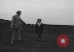 Standbild Frauen und einem Mann indem auf eine Golf Green Vereinigtes Königreich, 1916, aus Sekunde 47 historischem Filmmaterial Videoclip 65675042466