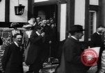 Immagine di Raccolta degna del Signore e signori Il Galles Regno Unito, 1916, secondo 48 filmato di repertorio 65675042467