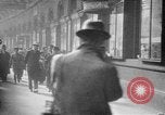 Standbild Der britische Premierminister Herbert Henry ein Asquith am Bahnhof London England, 1916, aus Sekunde 5 historischem Filmmaterial Videoclip 65675042468