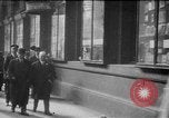Standbild Der britische Premierminister Herbert Henry ein Asquith am Bahnhof London England, 1916, aus Sekunde 7 historischem Filmmaterial Videoclip 65675042468