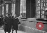 Standbild Der britische Premierminister Herbert Henry ein Asquith am Bahnhof London England, 1916, aus Sekunde 8 historischem Filmmaterial Videoclip 65675042468