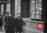 Standbild Der britische Premierminister Herbert Henry ein Asquith am Bahnhof London England, 1916, aus Sekunde 9 historischem Filmmaterial Videoclip 65675042468