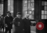 Standbild Der britische Premierminister Herbert Henry ein Asquith am Bahnhof London England, 1916, aus Sekunde 10 historischem Filmmaterial Videoclip 65675042468