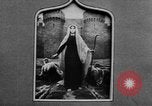Standbild französischen Frauen geehrt in Ersten Weltkrieg Frankreich, 1918, aus Sekunde 8 historischem Filmmaterial Videoclip 65675042487