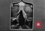 Standbild französischen Frauen geehrt in Ersten Weltkrieg Frankreich, 1918, aus Sekunde 10 historischem Filmmaterial Videoclip 65675042487