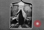 Standbild französischen Frauen geehrt in Ersten Weltkrieg Frankreich, 1918, aus Sekunde 12 historischem Filmmaterial Videoclip 65675042487