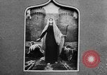 Standbild französischen Frauen geehrt in Ersten Weltkrieg Frankreich, 1918, aus Sekunde 13 historischem Filmmaterial Videoclip 65675042487