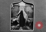 Standbild französischen Frauen geehrt in Ersten Weltkrieg Frankreich, 1918, aus Sekunde 15 historischem Filmmaterial Videoclip 65675042487