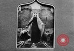 Standbild französischen Frauen geehrt in Ersten Weltkrieg Frankreich, 1918, aus Sekunde 16 historischem Filmmaterial Videoclip 65675042487