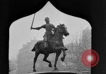 Standbild französischen Frauen geehrt in Ersten Weltkrieg Frankreich, 1918, aus Sekunde 23 historischem Filmmaterial Videoclip 65675042487