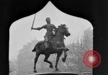 Standbild französischen Frauen geehrt in Ersten Weltkrieg Frankreich, 1918, aus Sekunde 25 historischem Filmmaterial Videoclip 65675042487