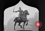 Standbild französischen Frauen geehrt in Ersten Weltkrieg Frankreich, 1918, aus Sekunde 28 historischem Filmmaterial Videoclip 65675042487