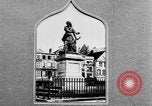 Standbild französischen Frauen geehrt in Ersten Weltkrieg Frankreich, 1918, aus Sekunde 36 historischem Filmmaterial Videoclip 65675042487