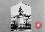 Standbild französischen Frauen geehrt in Ersten Weltkrieg Frankreich, 1918, aus Sekunde 37 historischem Filmmaterial Videoclip 65675042487