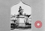 Standbild französischen Frauen geehrt in Ersten Weltkrieg Frankreich, 1918, aus Sekunde 39 historischem Filmmaterial Videoclip 65675042487