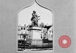 Standbild französischen Frauen geehrt in Ersten Weltkrieg Frankreich, 1918, aus Sekunde 41 historischem Filmmaterial Videoclip 65675042487