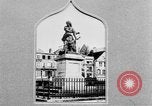 Standbild französischen Frauen geehrt in Ersten Weltkrieg Frankreich, 1918, aus Sekunde 42 historischem Filmmaterial Videoclip 65675042487