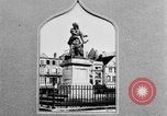 Standbild französischen Frauen geehrt in Ersten Weltkrieg Frankreich, 1918, aus Sekunde 43 historischem Filmmaterial Videoclip 65675042487