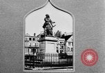 Standbild französischen Frauen geehrt in Ersten Weltkrieg Frankreich, 1918, aus Sekunde 44 historischem Filmmaterial Videoclip 65675042487