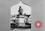 Standbild französischen Frauen geehrt in Ersten Weltkrieg Frankreich, 1918, aus Sekunde 45 historischem Filmmaterial Videoclip 65675042487