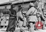 Standbild französischen Frauen geehrt in Ersten Weltkrieg Frankreich, 1918, aus Sekunde 48 historischem Filmmaterial Videoclip 65675042487