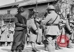 Standbild französischen Frauen geehrt in Ersten Weltkrieg Frankreich, 1918, aus Sekunde 49 historischem Filmmaterial Videoclip 65675042487