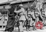 Standbild französischen Frauen geehrt in Ersten Weltkrieg Frankreich, 1918, aus Sekunde 52 historischem Filmmaterial Videoclip 65675042487