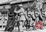 Standbild französischen Frauen geehrt in Ersten Weltkrieg Frankreich, 1918, aus Sekunde 53 historischem Filmmaterial Videoclip 65675042487