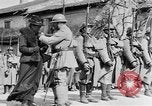 Standbild französischen Frauen geehrt in Ersten Weltkrieg Frankreich, 1918, aus Sekunde 54 historischem Filmmaterial Videoclip 65675042487