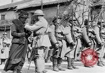 Standbild französischen Frauen geehrt in Ersten Weltkrieg Frankreich, 1918, aus Sekunde 55 historischem Filmmaterial Videoclip 65675042487