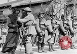 Standbild französischen Frauen geehrt in Ersten Weltkrieg Frankreich, 1918, aus Sekunde 56 historischem Filmmaterial Videoclip 65675042487