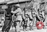 Standbild französischen Frauen geehrt in Ersten Weltkrieg Frankreich, 1918, aus Sekunde 57 historischem Filmmaterial Videoclip 65675042487