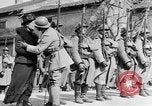 Standbild französischen Frauen geehrt in Ersten Weltkrieg Frankreich, 1918, aus Sekunde 58 historischem Filmmaterial Videoclip 65675042487