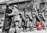 Standbild französischen Frauen geehrt in Ersten Weltkrieg Frankreich, 1918, aus Sekunde 59 historischem Filmmaterial Videoclip 65675042487